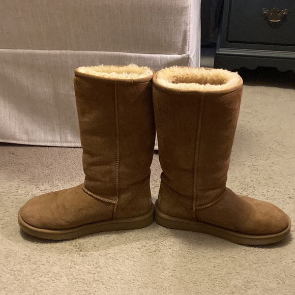 Classic Short Ugg Boot in Chestnut. - Picture 2 of 7